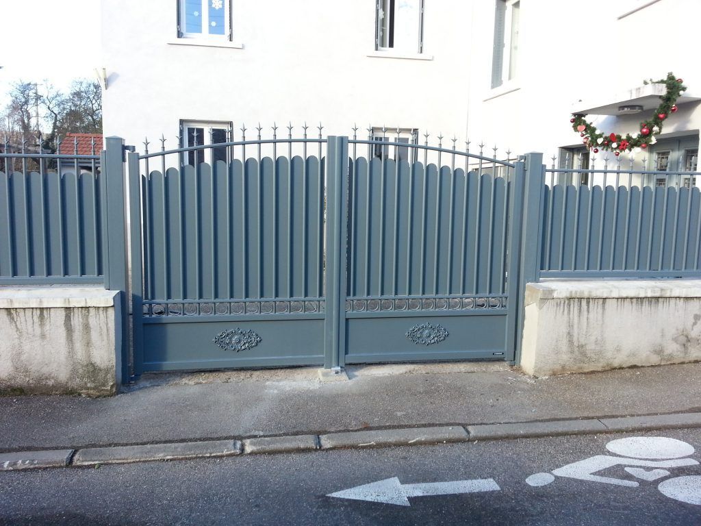 Un portail battant en alu gris