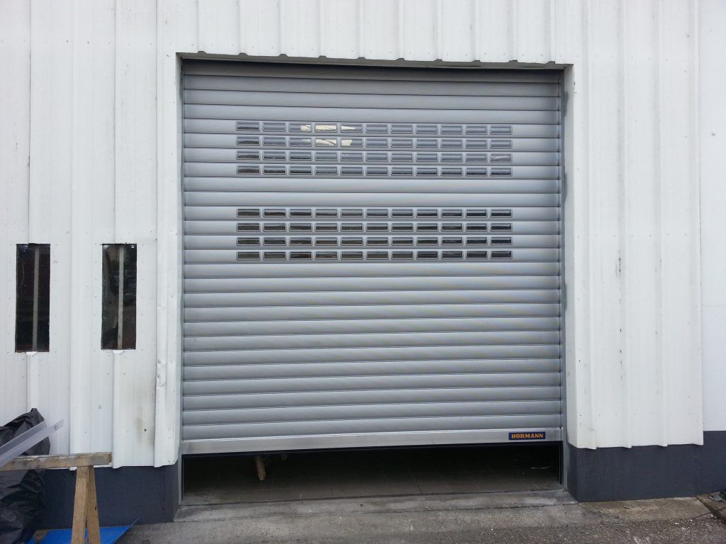 Une porte industrielle avec grillage