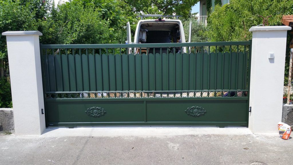 Portail coulissant vert foncé