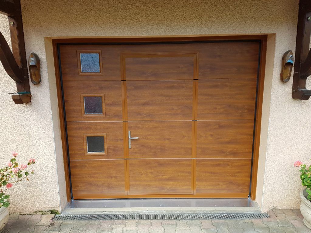 Une porte de garage sectionnelle en bois