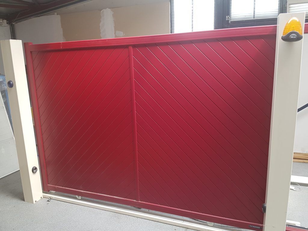 Portail rouge coulissant