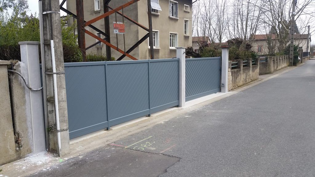 Portail coulissant bleu-gris en alu