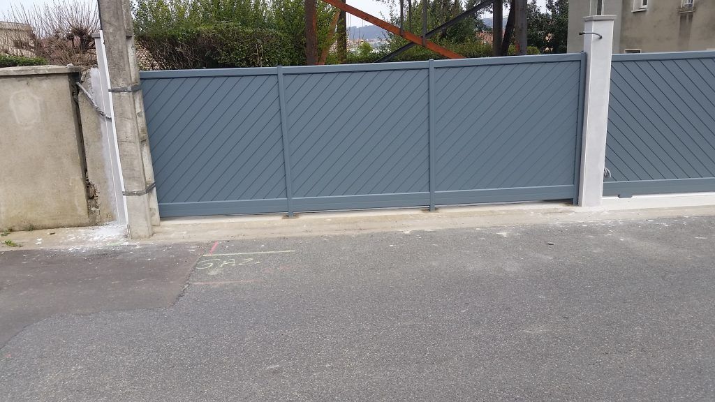 Un portail en alu de forme droite et couleur bleu-vert