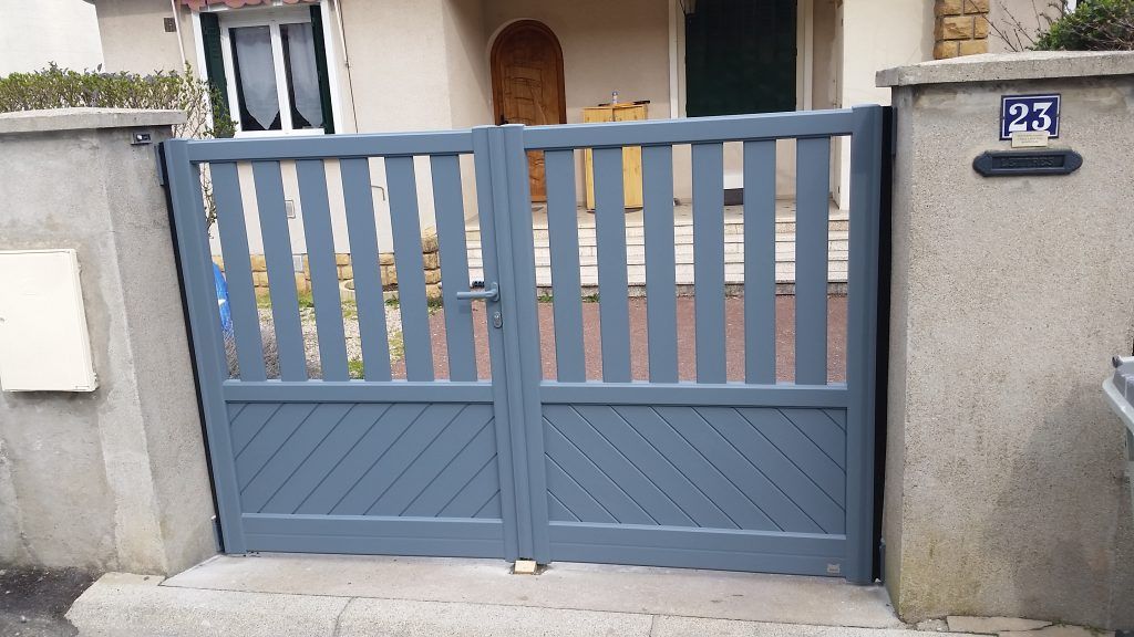 Portail battant de couleur bleue