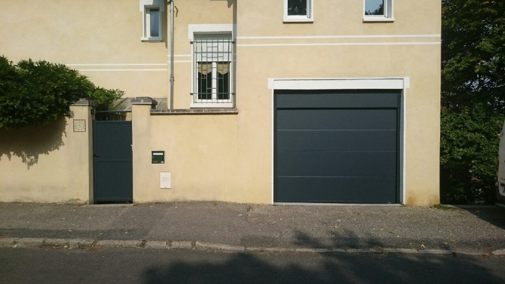 Une porte de garage sectionnelle noire
