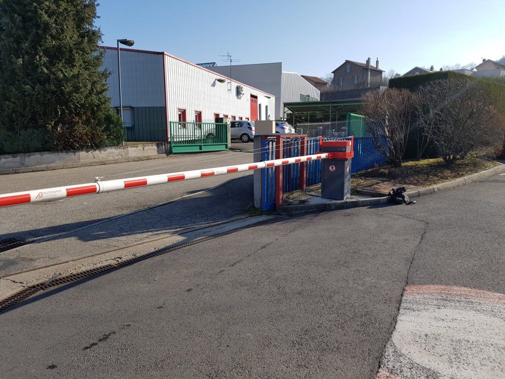 Une barrière automatique de parking