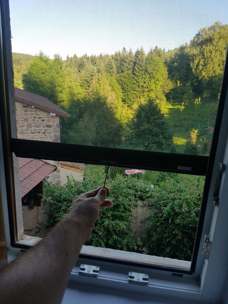 Un store intérieur et vue sur un parc
