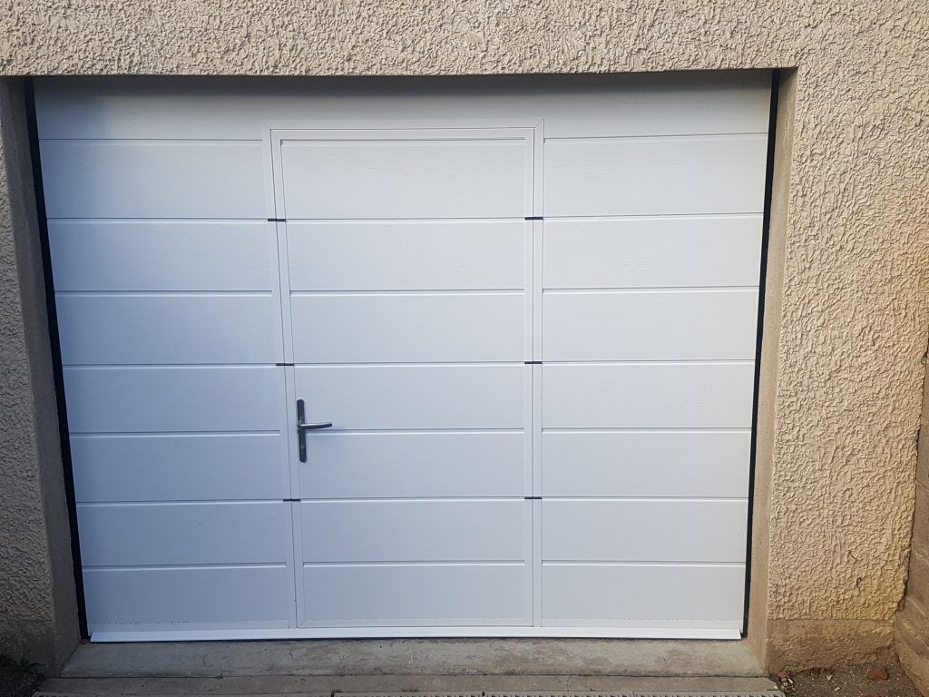 Une porte de garage sectionnelle blanche