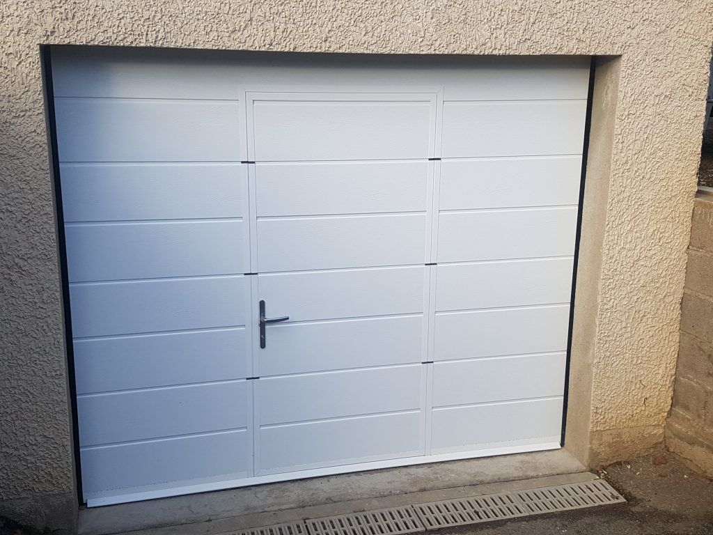 Une porte de garage sectionnelle blanche