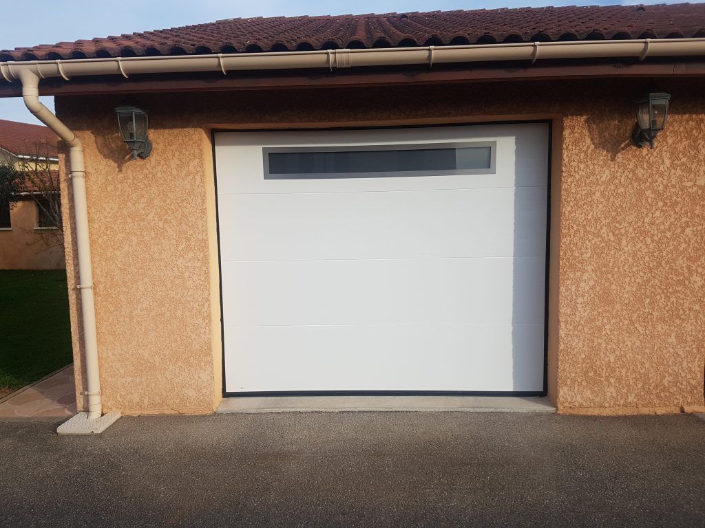Garage avec porte sectionnelle