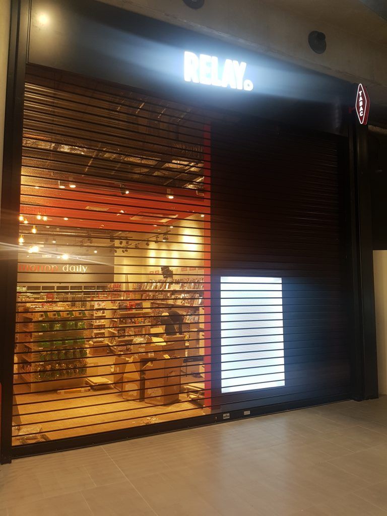 Une boutique avec son grillage métallique