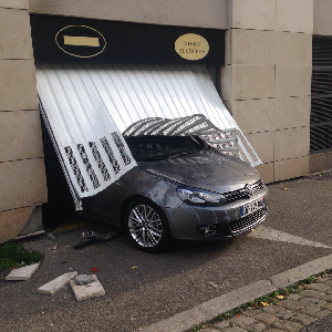 Une voiture qui est passée à travers une porte de garage