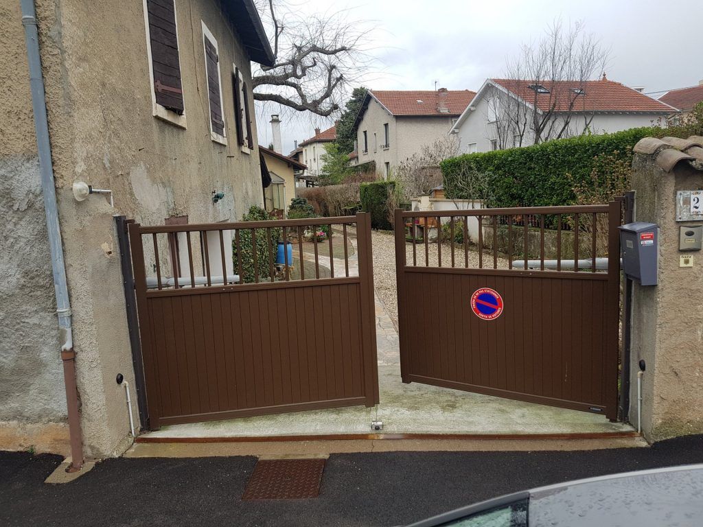 Un portail battant ouvert brun