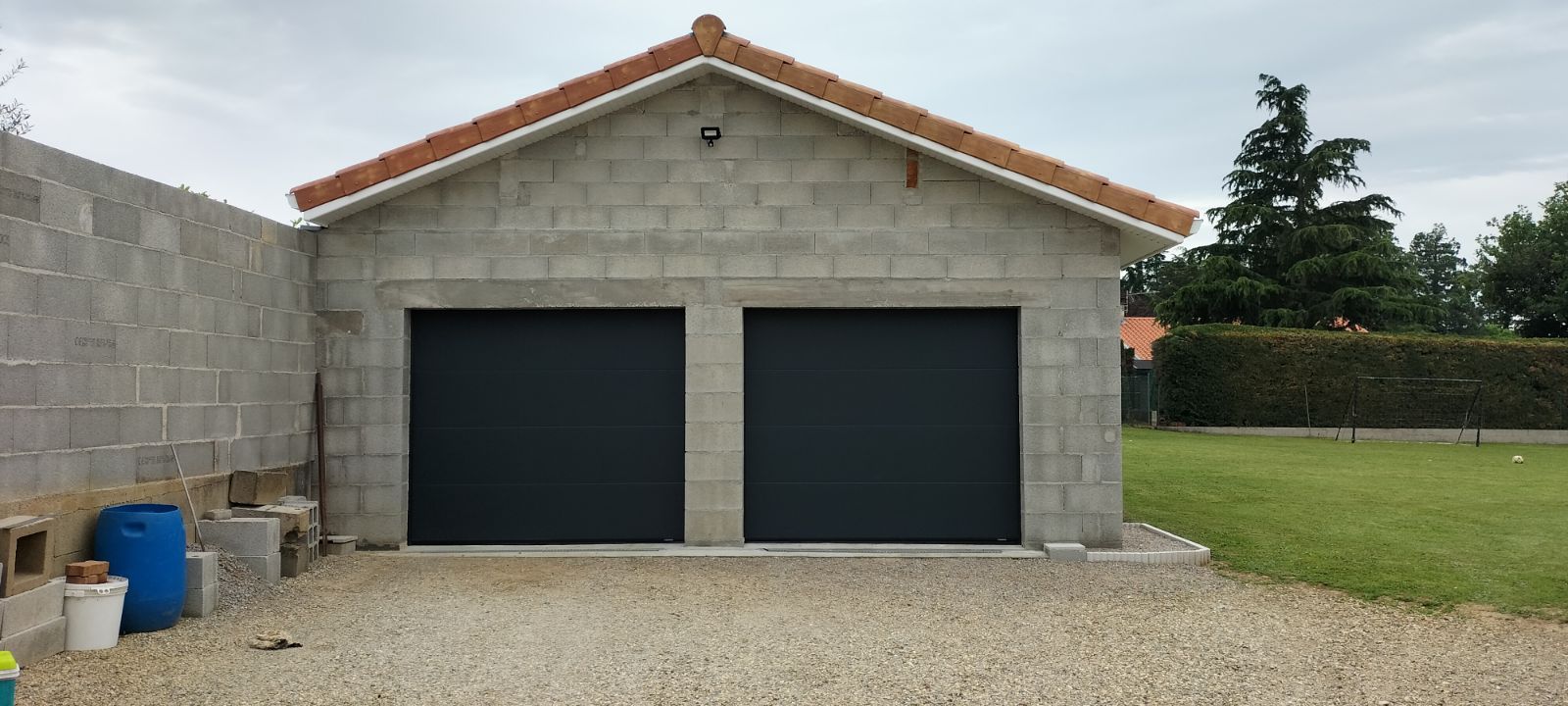 Garage avec deux portes