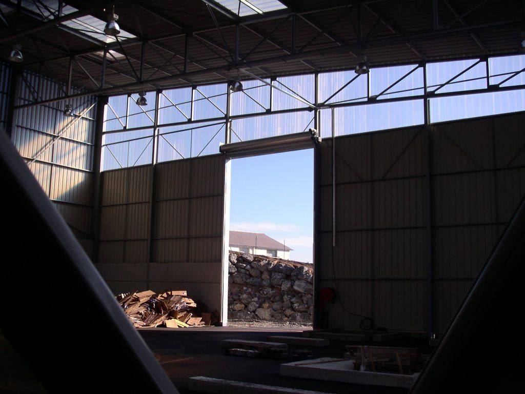 Entrepôt avec grand rideau métallique