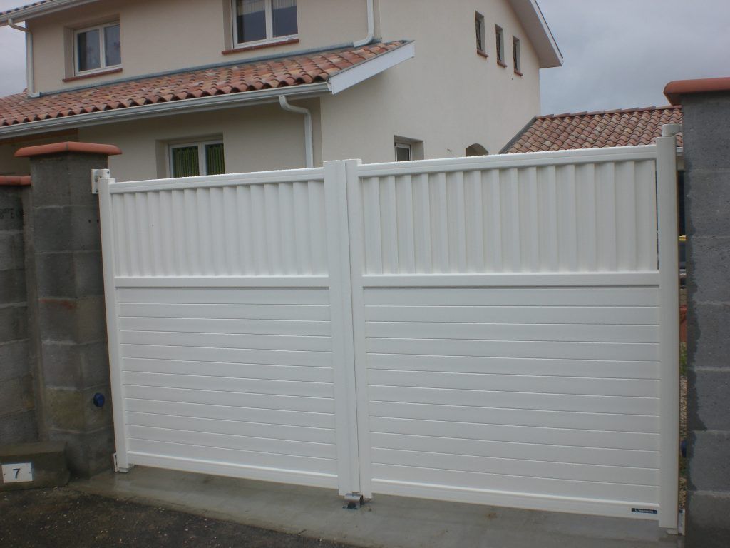 Un portail battant en alu blanc
