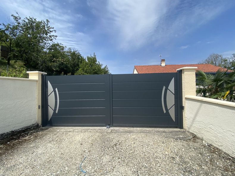 Une porte de garage en alu foncé