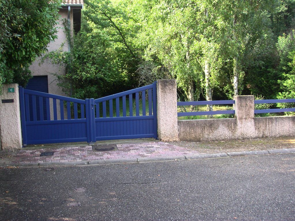 Un portail battant de couleur bleue