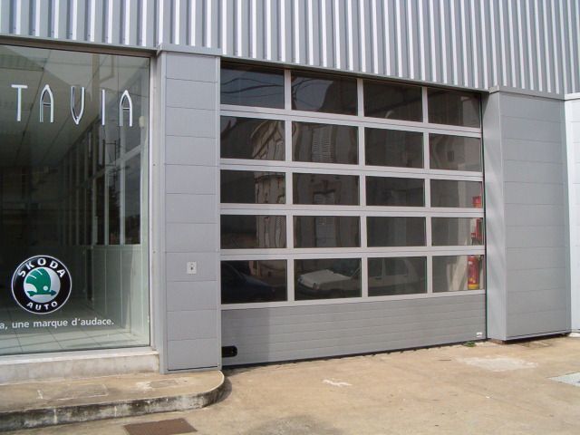 Devanture d'un concessionnaire avec porte de garage grise