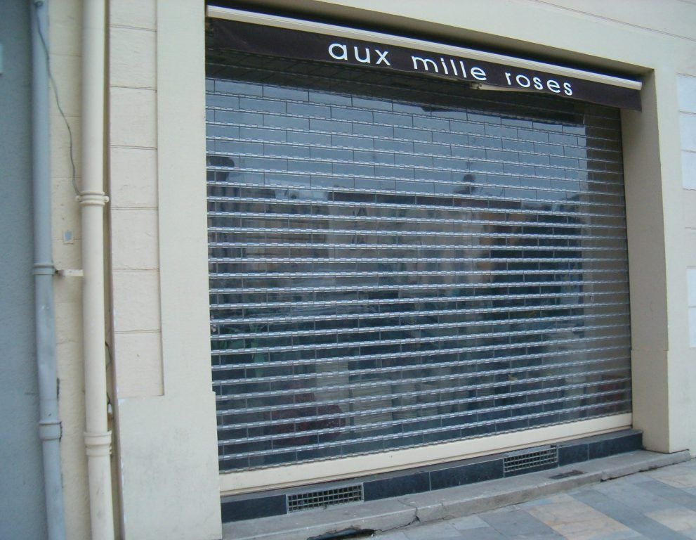 Un rideau métallique d'une boutique
