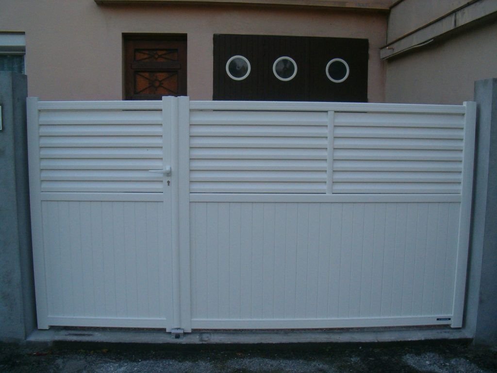 Un portail battant blanc