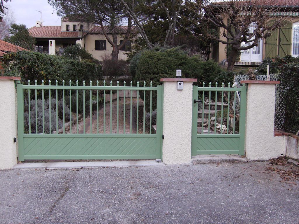 Portail coulissant vert-amande