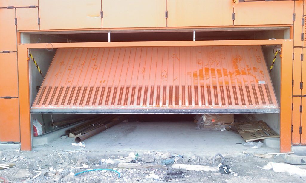 Une porte de garage orange