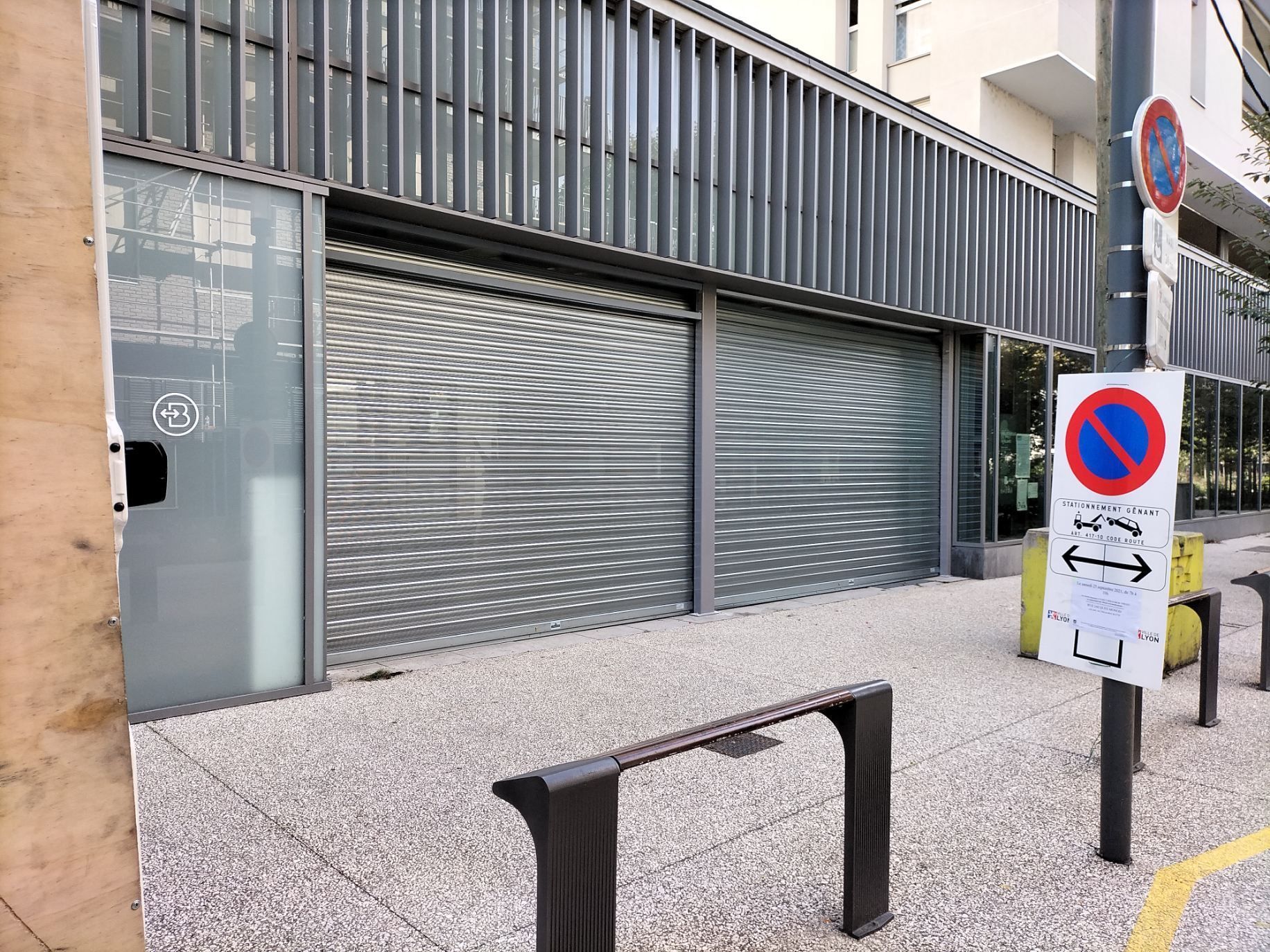 Deux rideaux métalliques