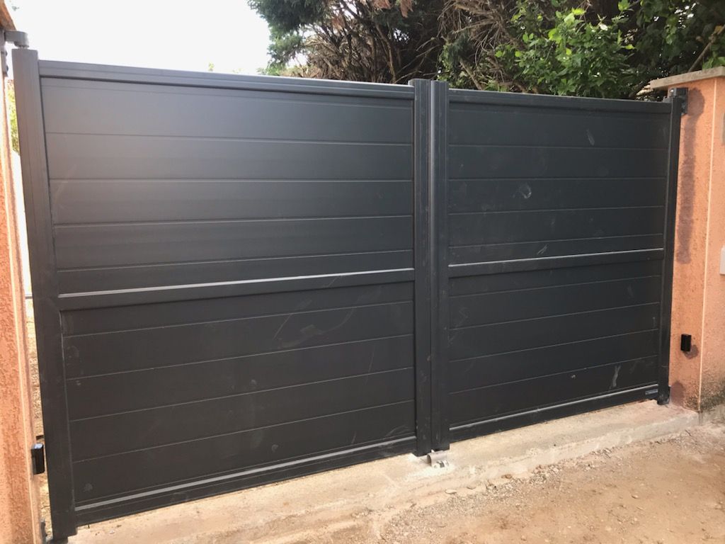 Un portail en alu foncé