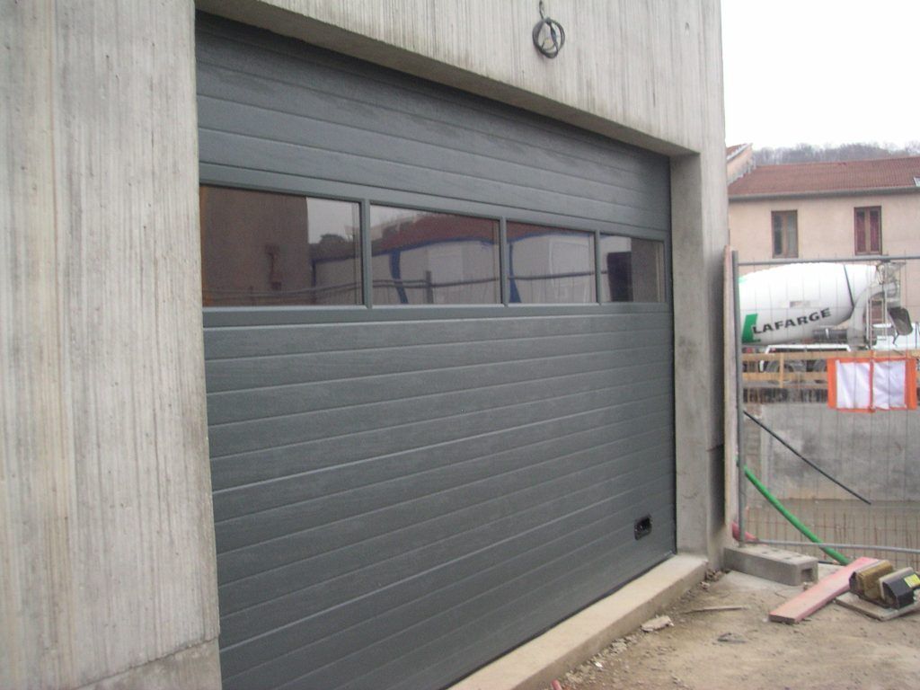 Porte de garage avec petites fenêtres