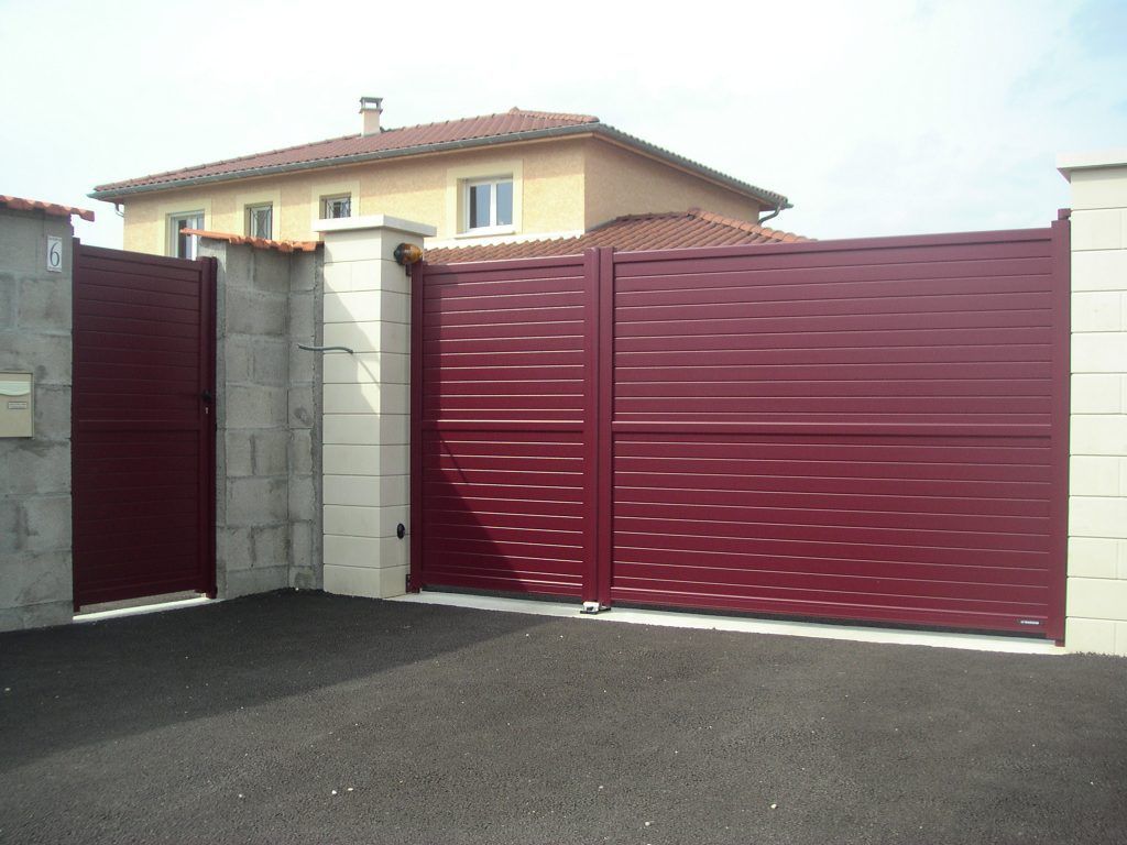 Portail et clôture rouge