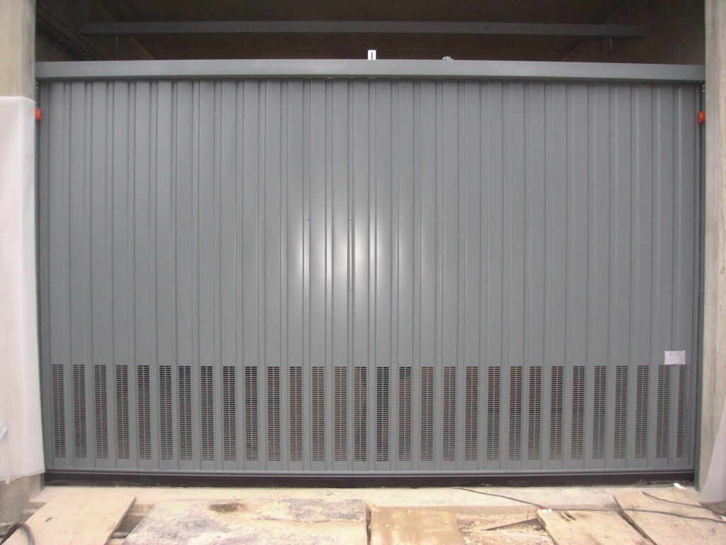 Une porte de garage grise avec détail grillage