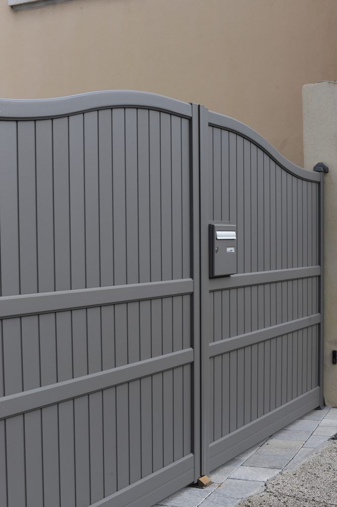 Une porte de garage sectionnelle en bois