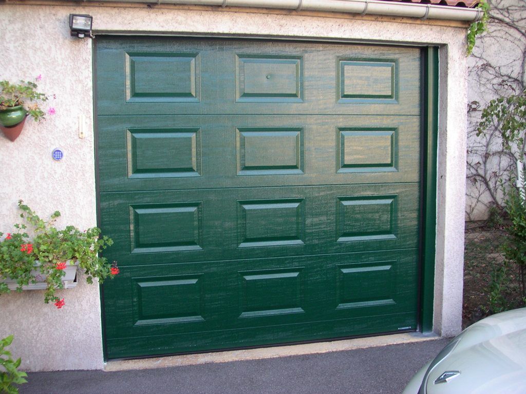 Une porte de garage sectionnelle verte