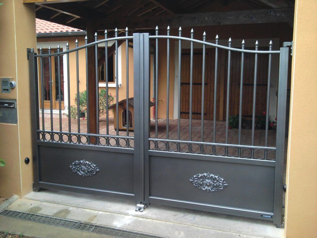 Un portail noir battant