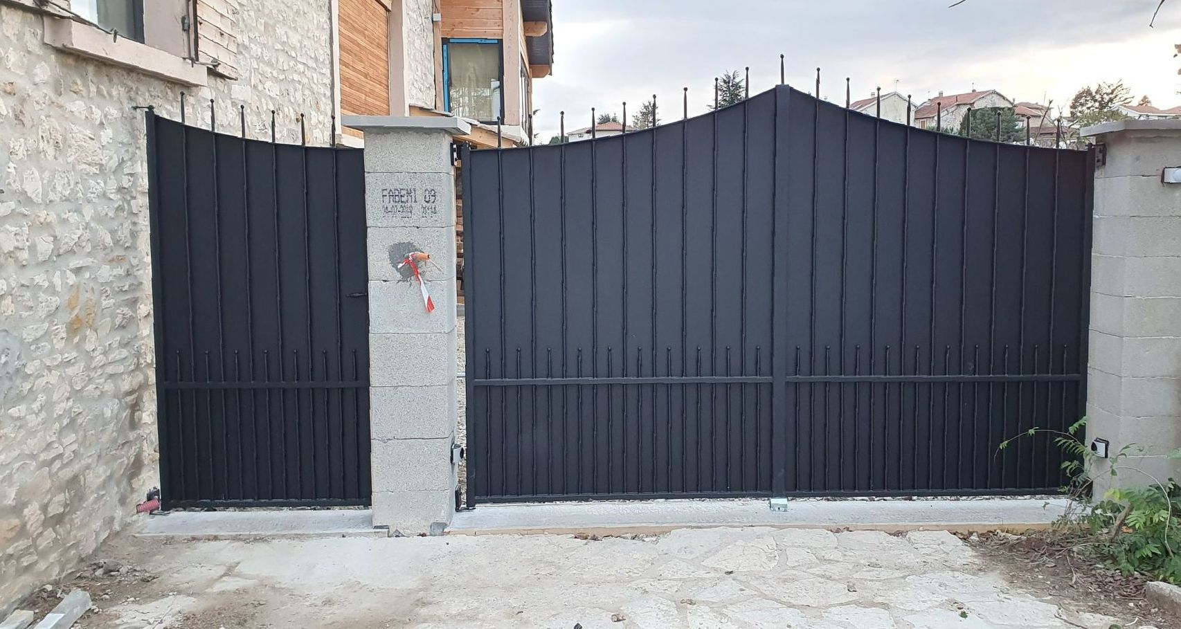 Un portail automatique en forme de cône