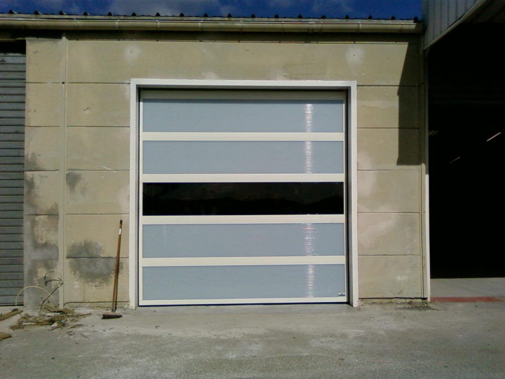 Une porte industrielle blanche