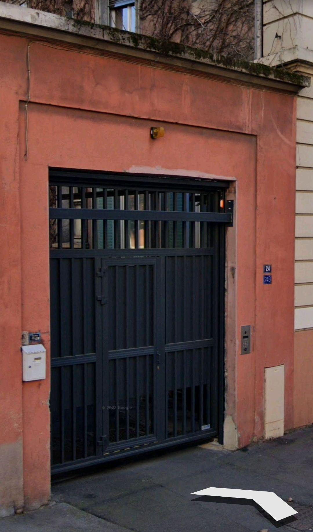 Extérieur d'une boutique avec rideaux métallique fermé