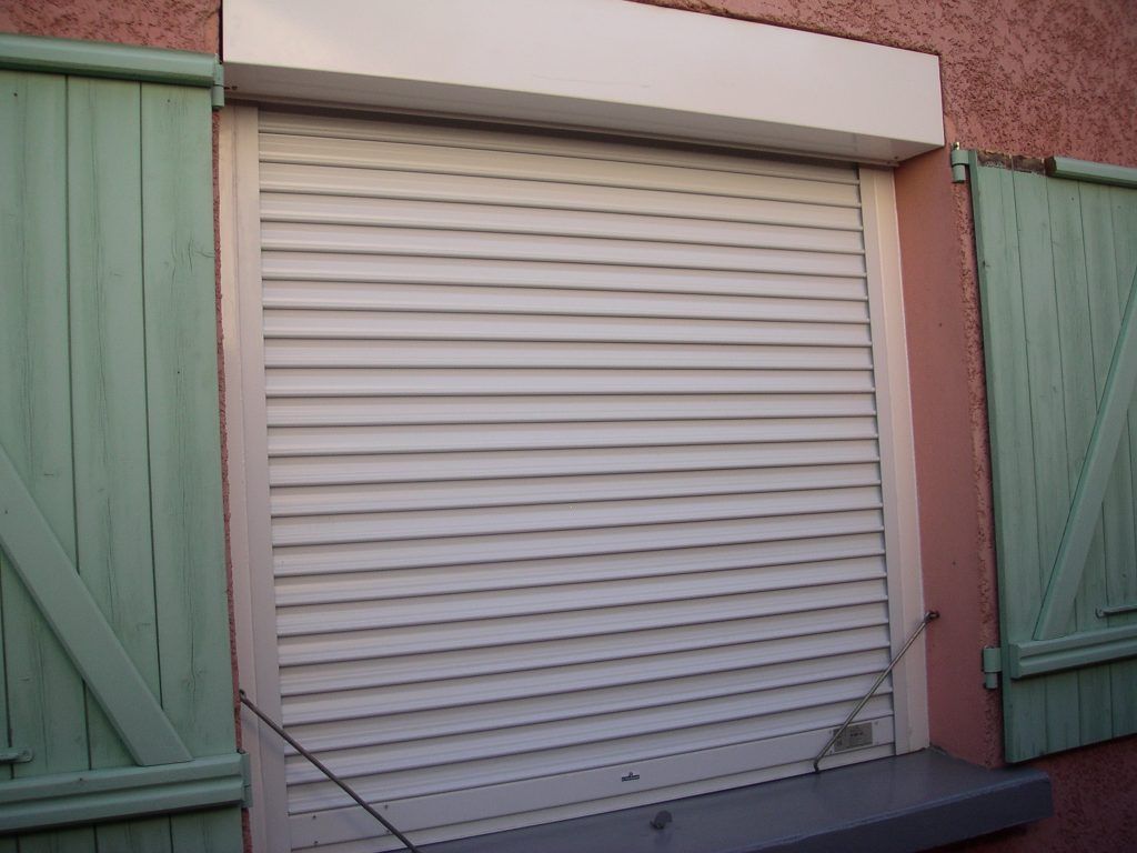 Un volet roulant blanc