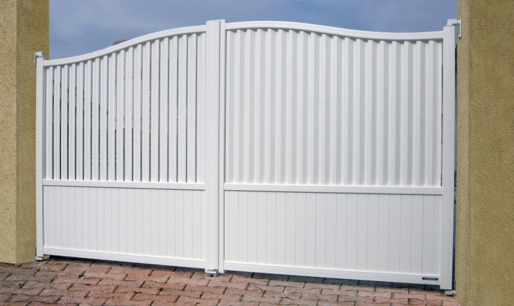 Un portail battant blanc fermé