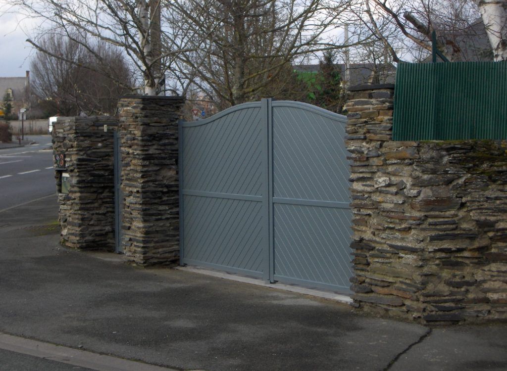 Un portail battant en alu foncé