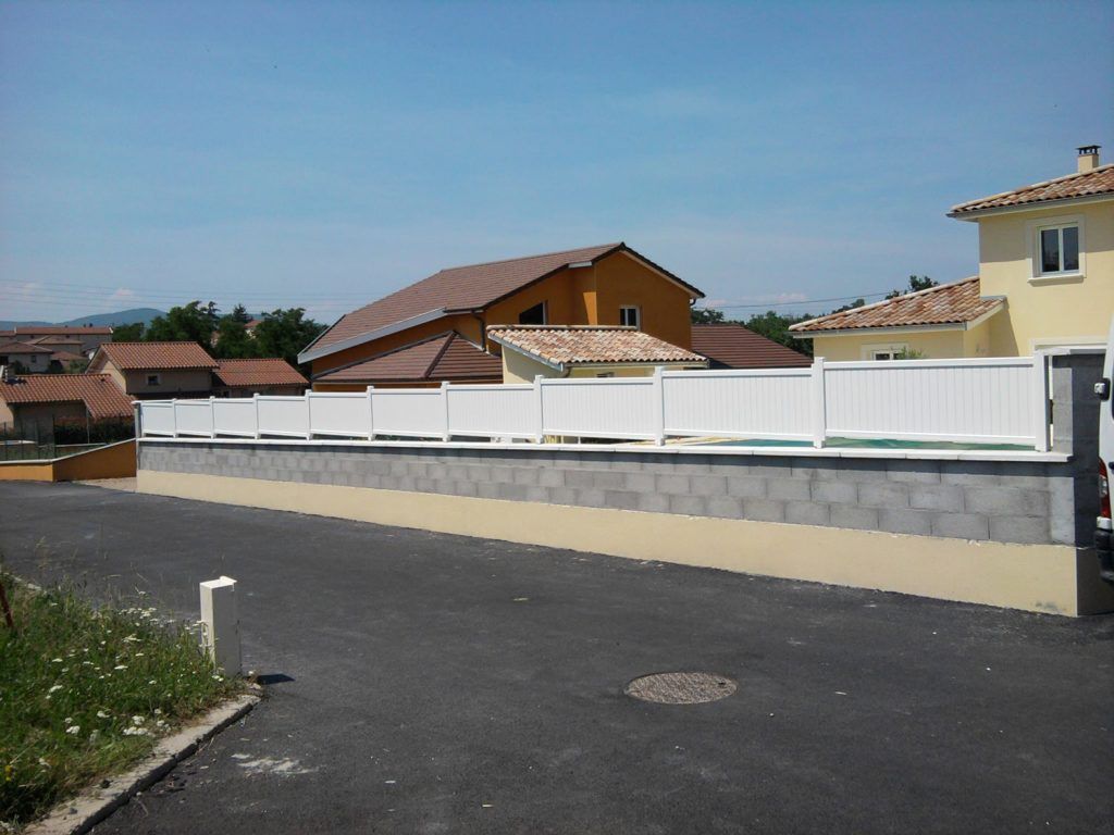 Clôture blanche et route