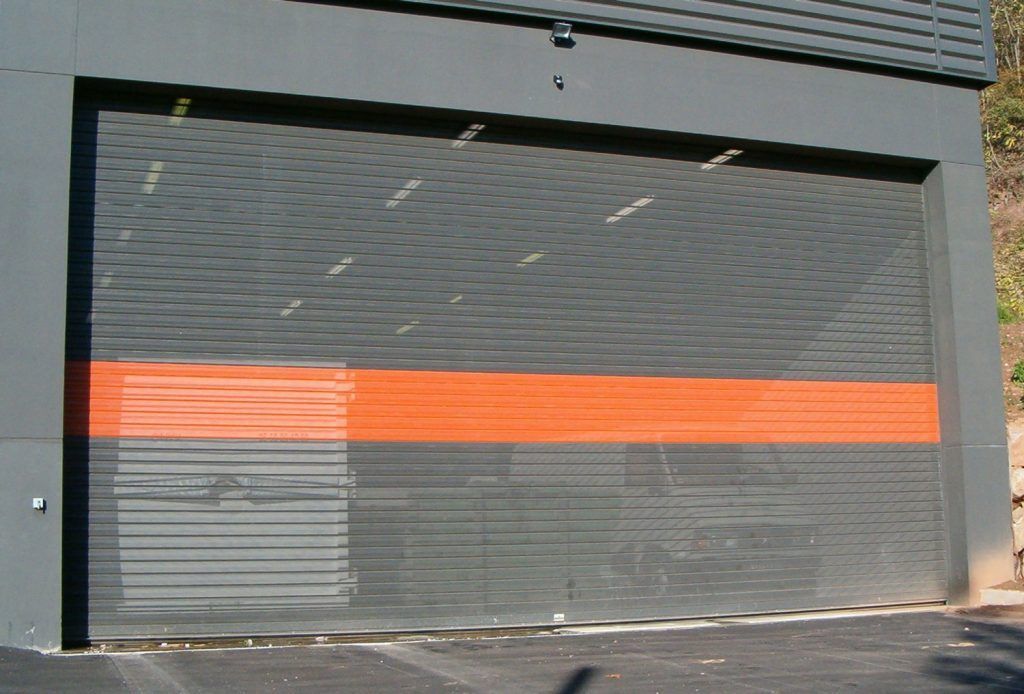 Une grande grille métallique avec bande décorative orange