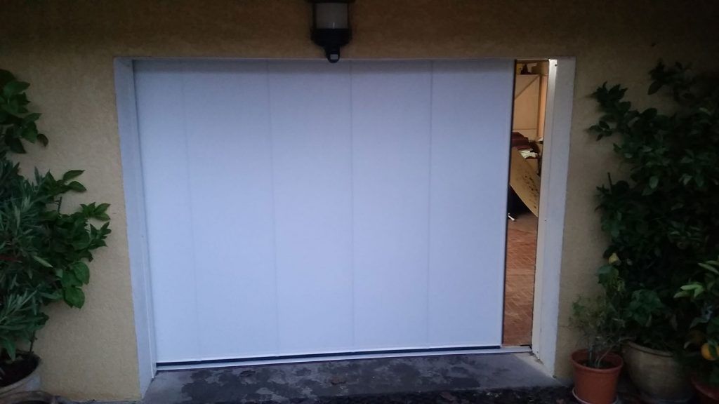 Porte de garage mi-ouverte