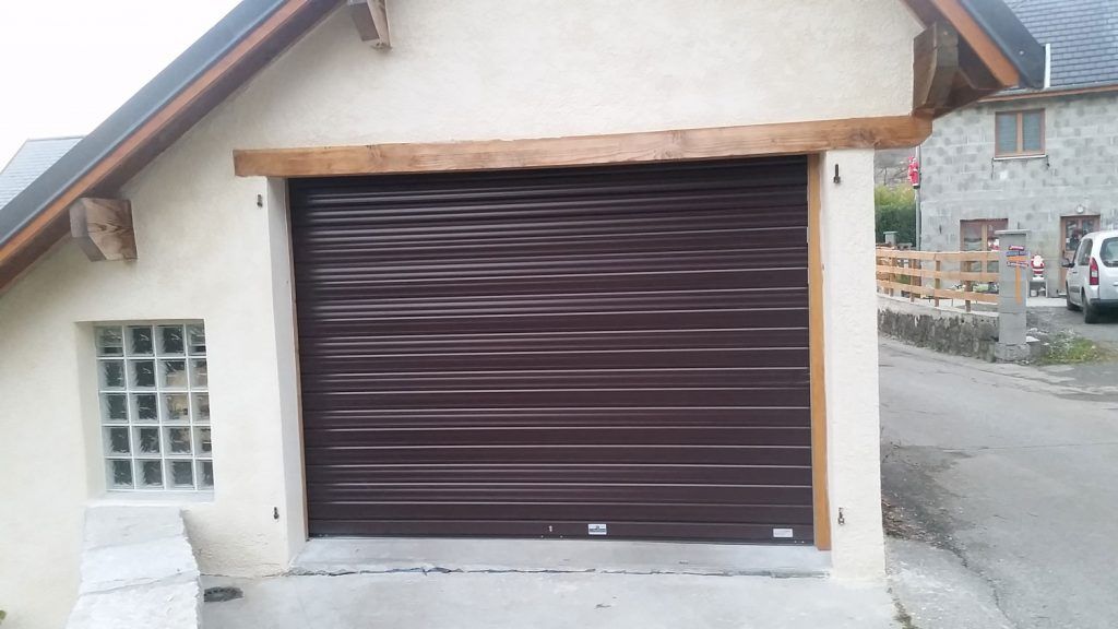Petite maison avec porte de garage brune