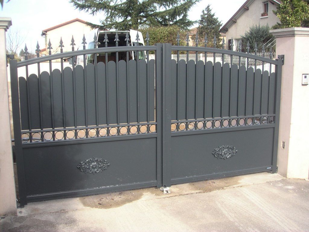 Un portail en alu foncé