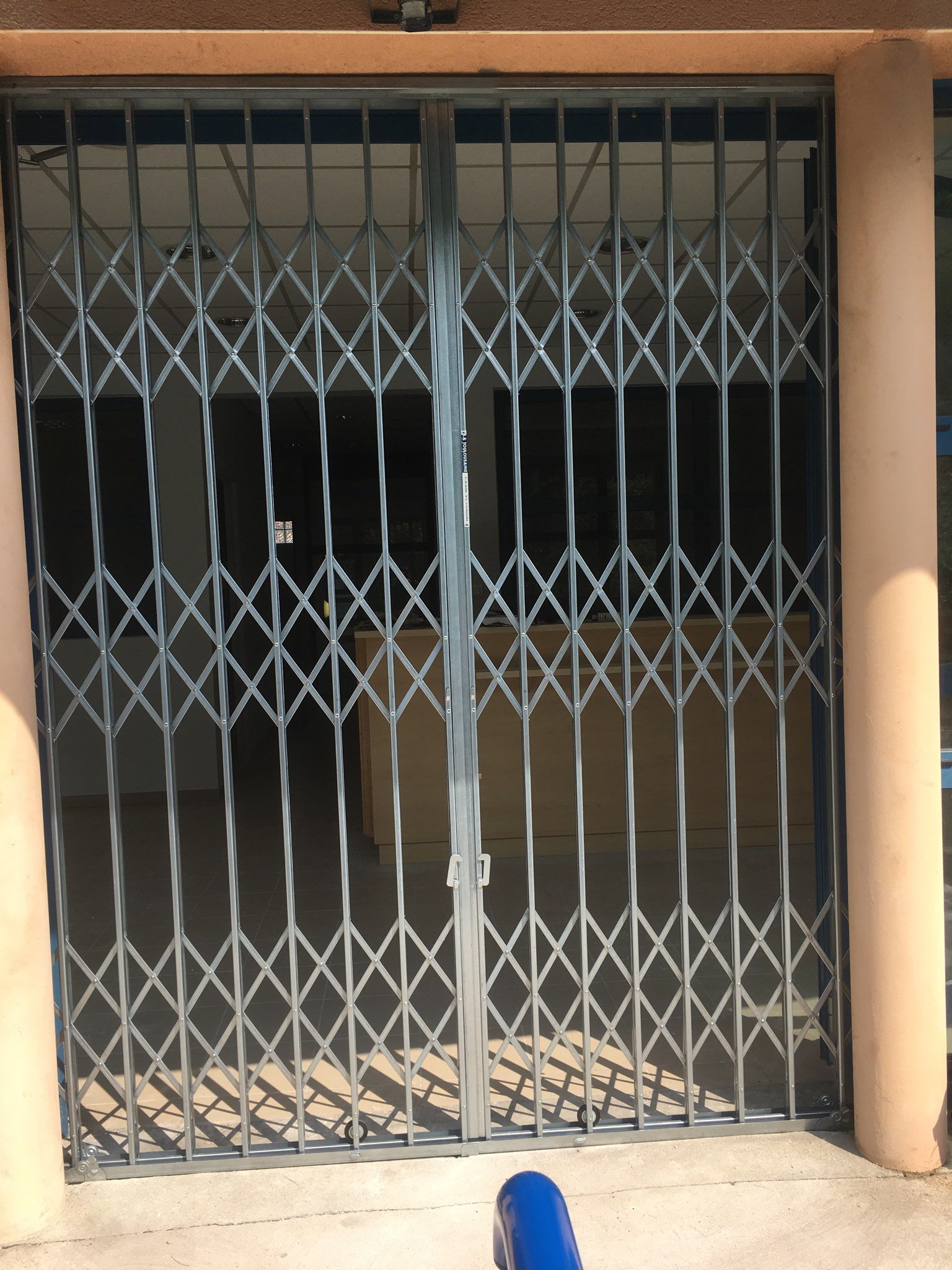 Un rideaux métallique fermé