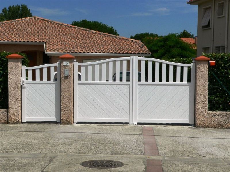 Portail blanc battant et portillon