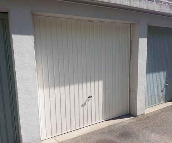 Une porte de garage basculante blanche