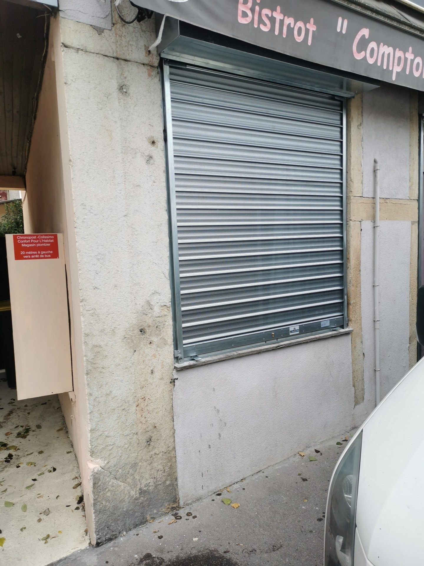 Une fenêtre avec couverte d'un rideau métallique